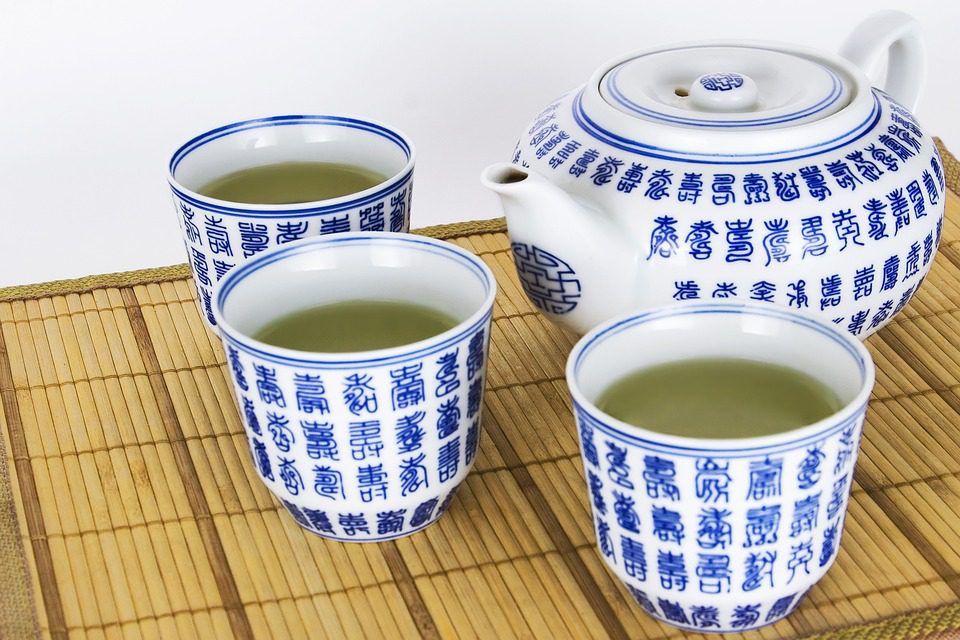 1) Zelený čaj pomáhá proti bolesti v krku – opravdová zbraň proti zimním nemocem!